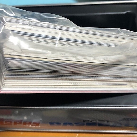 2021 Topps Aaron Judge Collector’s Empty Tin - and 75 NY Yankee cards diff.years - Picture 7 of 7